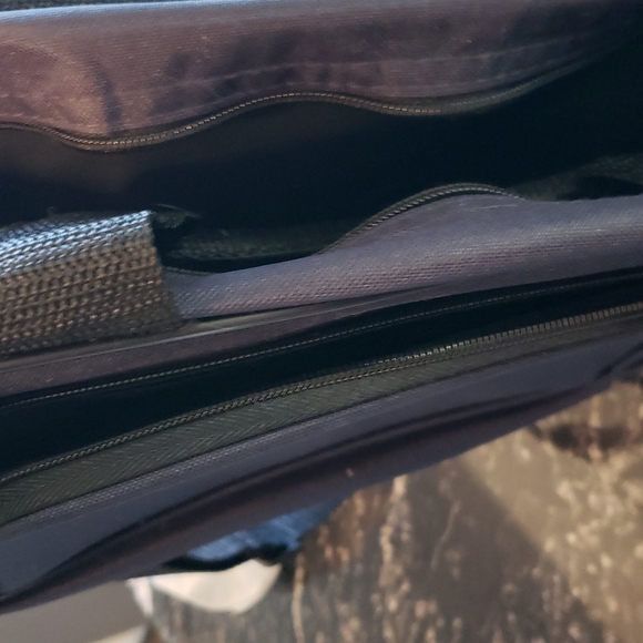 Tag carry on travel bag and accompanying and matching toiletry bag! - Picture 3 of 5